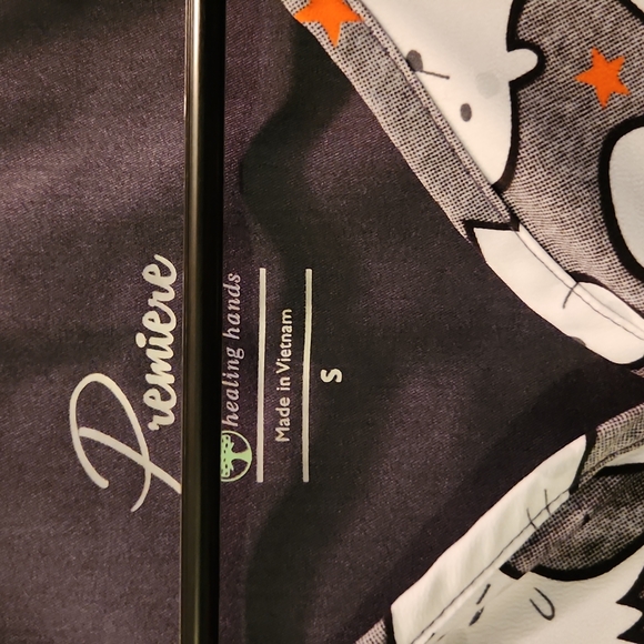 Premiere healing hands scrub top - Picture 3 of 5